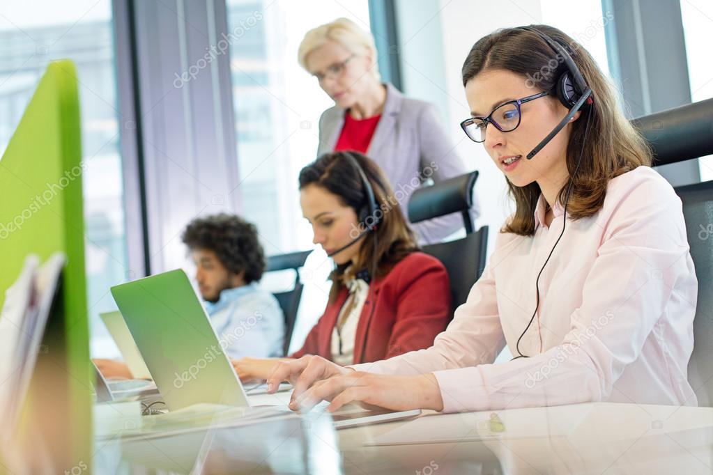 Addetto all’accoglienza che parla con un cliente in ufficio