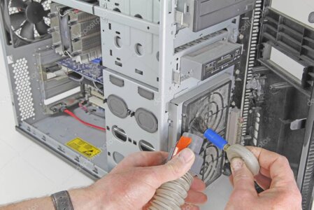 Tecnico che effettua la manutenzione interna di un computer rimuovendo la polvere