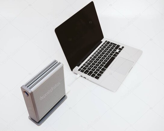 Backup dei dati aziendali su hard disk esterno e cloud