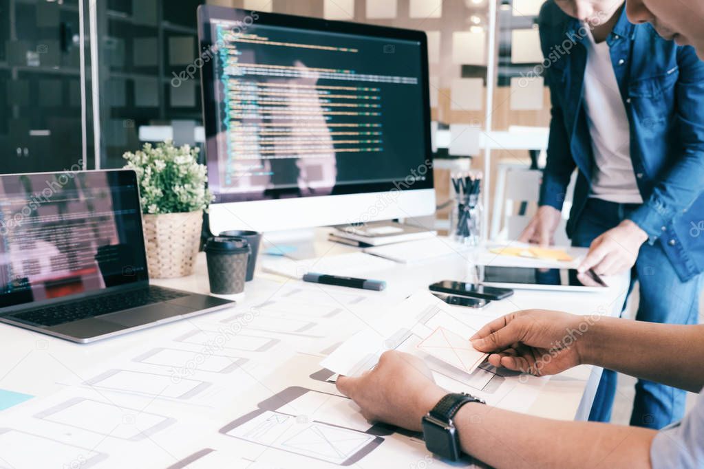 Sviluppatore web che lavora alla progettazione di un sito