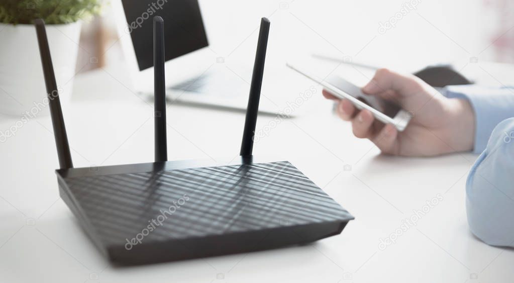 Access point WiFi montato a soffitto in un ufficio moderno