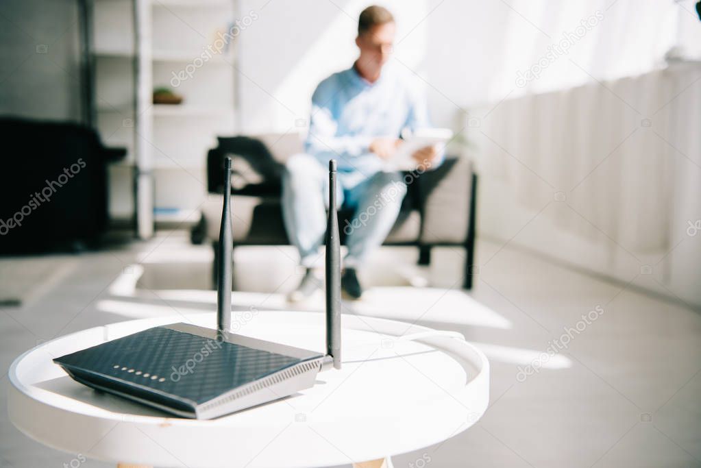 Apparati di rete e access point WiFi in un ufficio