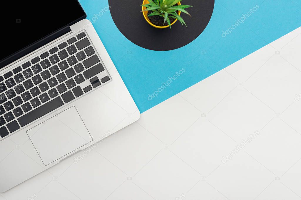 Notebook con interfaccia di un sito web aziendale aperta sullo schermo