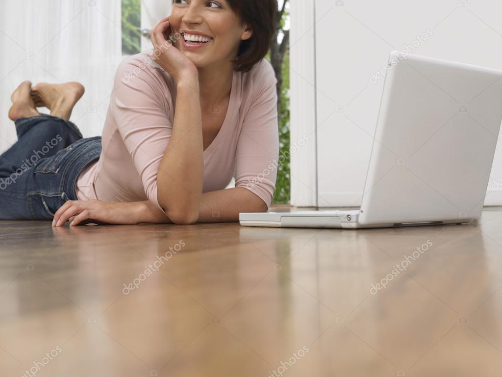 Utente che utilizza un computer portatile in ambiente domestico