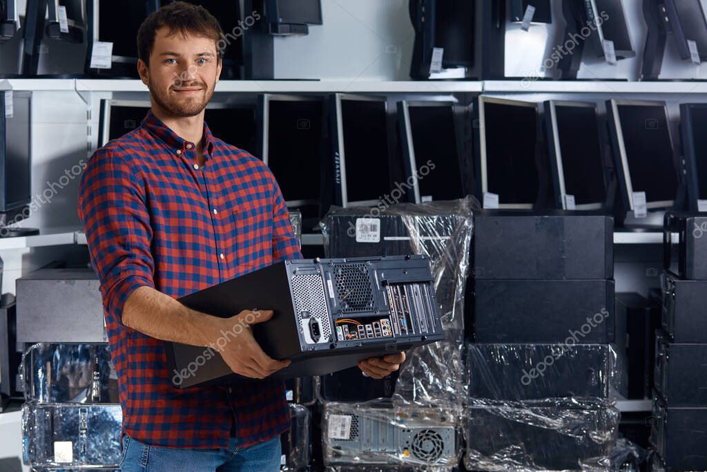 Tecnico che effettua assistenza su un computer desktop