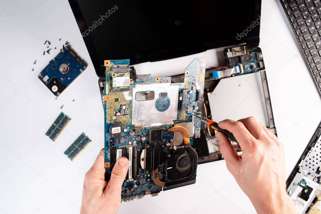 Tecnico che ripara un computer desktop in laboratorio