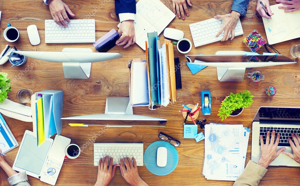 Postazione di lavoro ordinata con PC e documenti per uso professionale