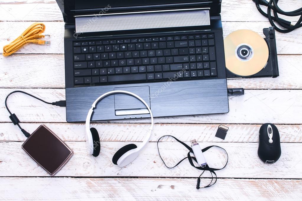 Esposizione di computer, monitor e periferiche in un negozio di informatica