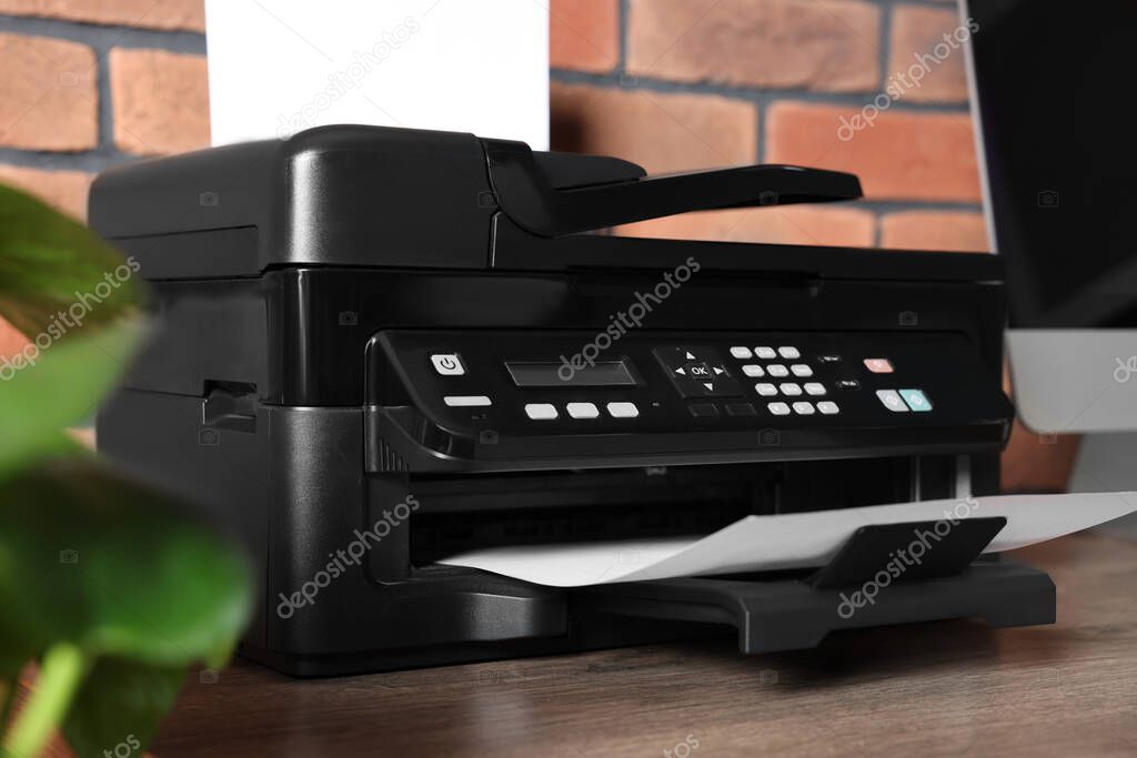 Configurazione di una stampante collegata a un computer in ufficio