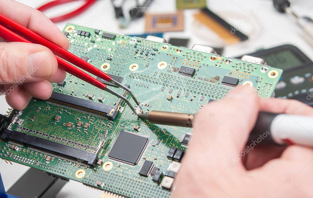Tecnico che ripara un computer su un banco di lavoro