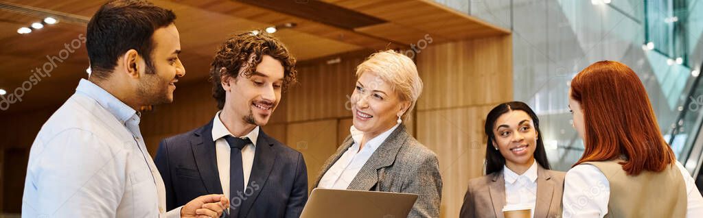 Consulenza informatica con cliente seduto a un tavolo