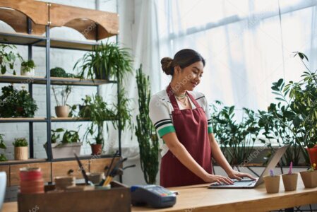 Ufficio con persone che lavorano al computer in un ambiente luminoso