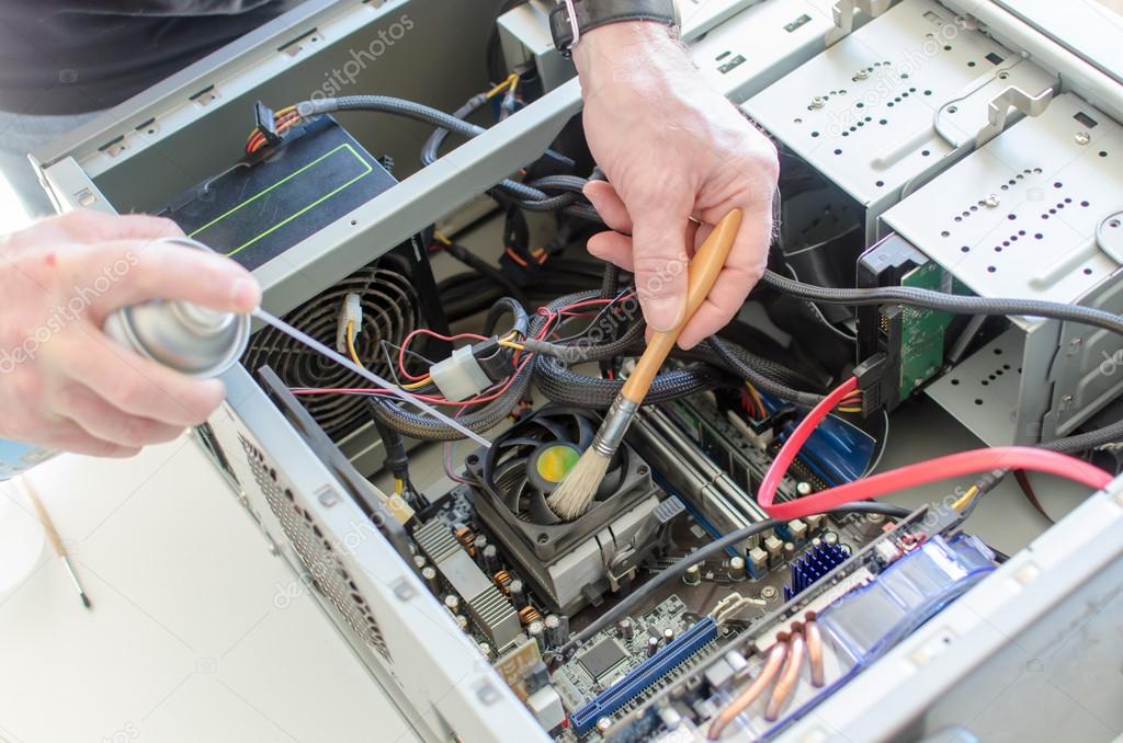 Interno di un computer pulito con ventole senza polvere