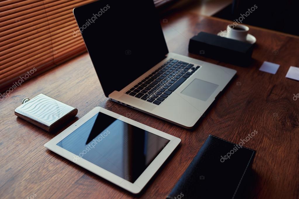 Ufficio pubblico con più postazioni informatiche e stampante condivisa