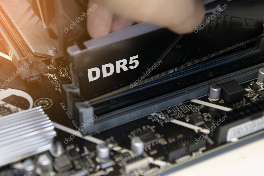 Installazione di un SSD e moduli RAM in un PC desktop