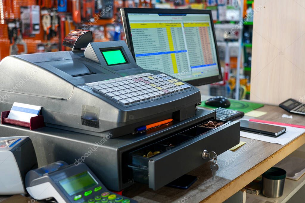 Bancone di negozio con computer e periferiche di cassa
