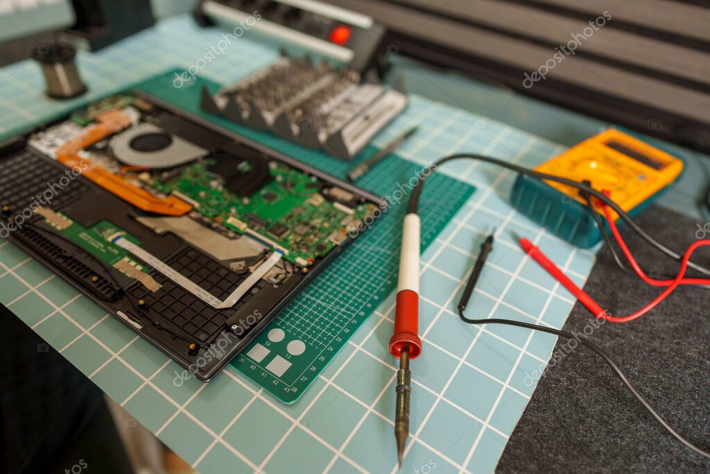 Tecnico che esegue diagnosi su un PC con strumenti di test