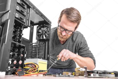 Tecnico di LGM Elettronica al lavoro su un computer in laboratorio
