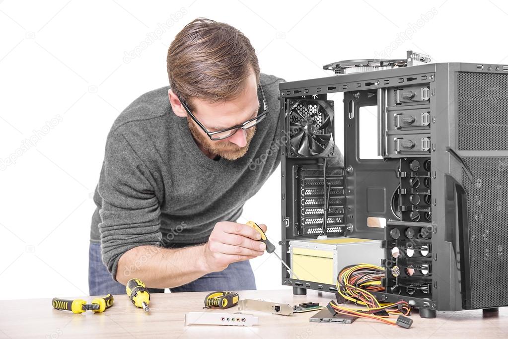 Tecnico che sostituisce un componente interno di un notebook