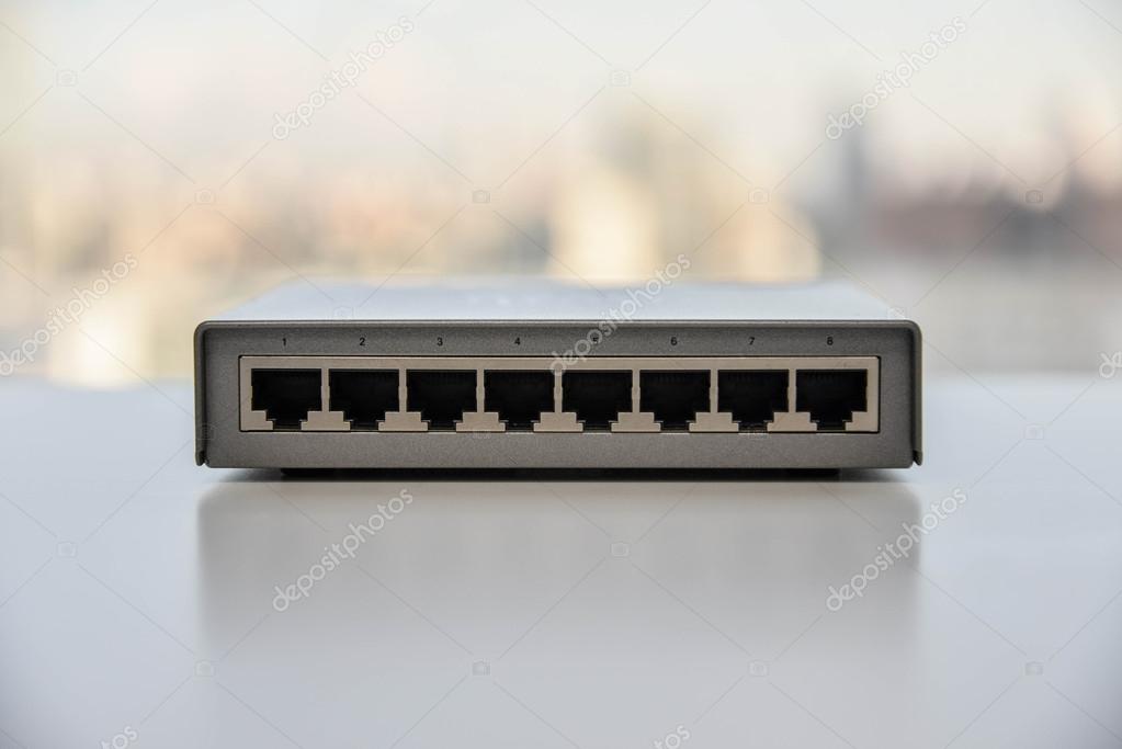 Armadio rack con router e switch ordinati per una piccola azienda
