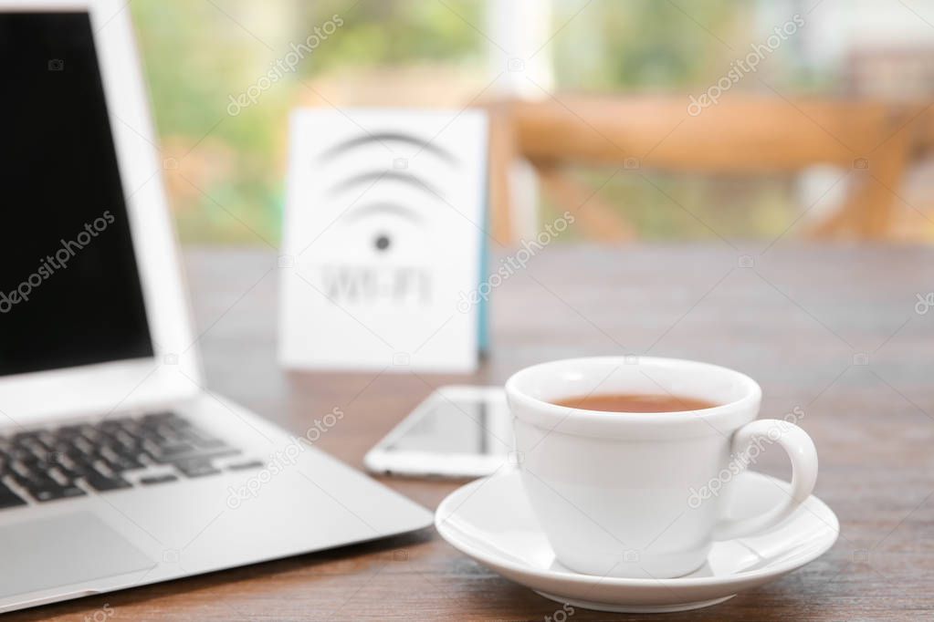 Hall di struttura ricettiva con ospiti collegati al WiFi