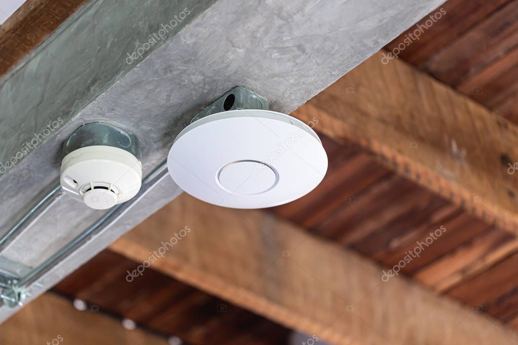 Ufficio moderno con access point WiFi a soffitto e postazioni cablate