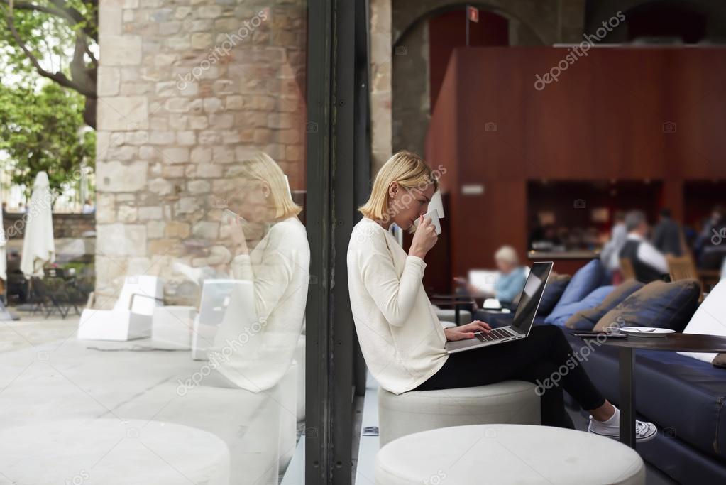 Spazio coworking con utenti connessi al WiFi aziendale