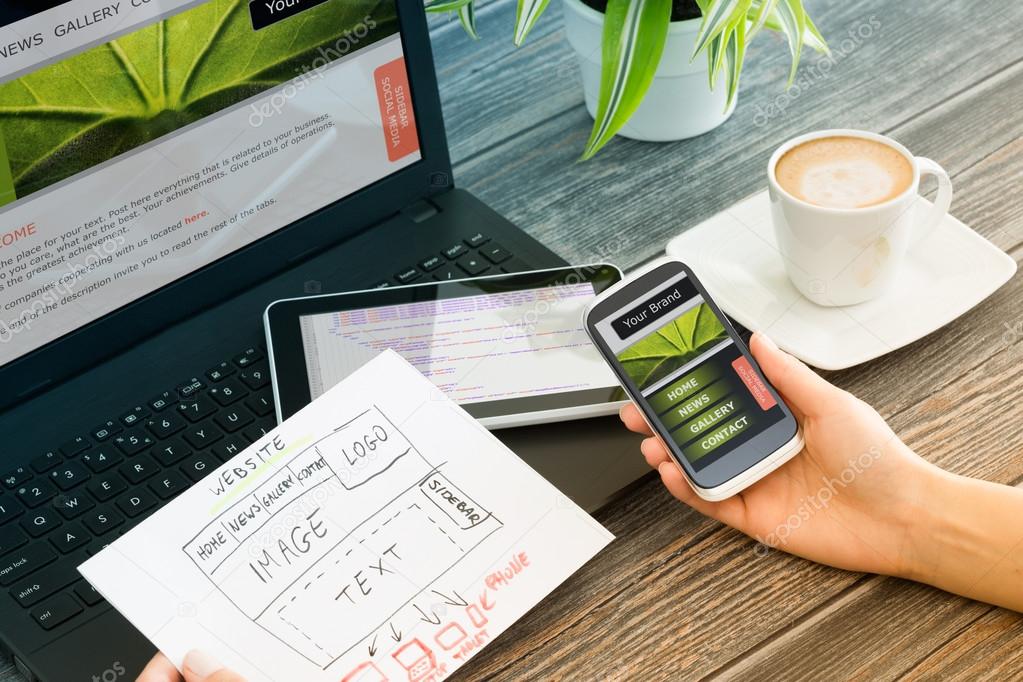 Sito responsive mostrato su smartphone e laptop affiancati